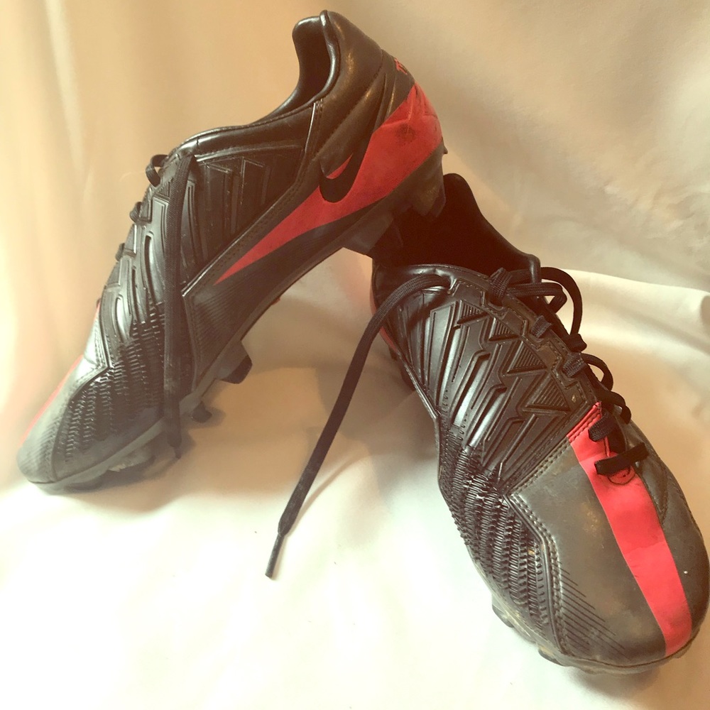 Girls sz 6.5 soccer cleats Nike